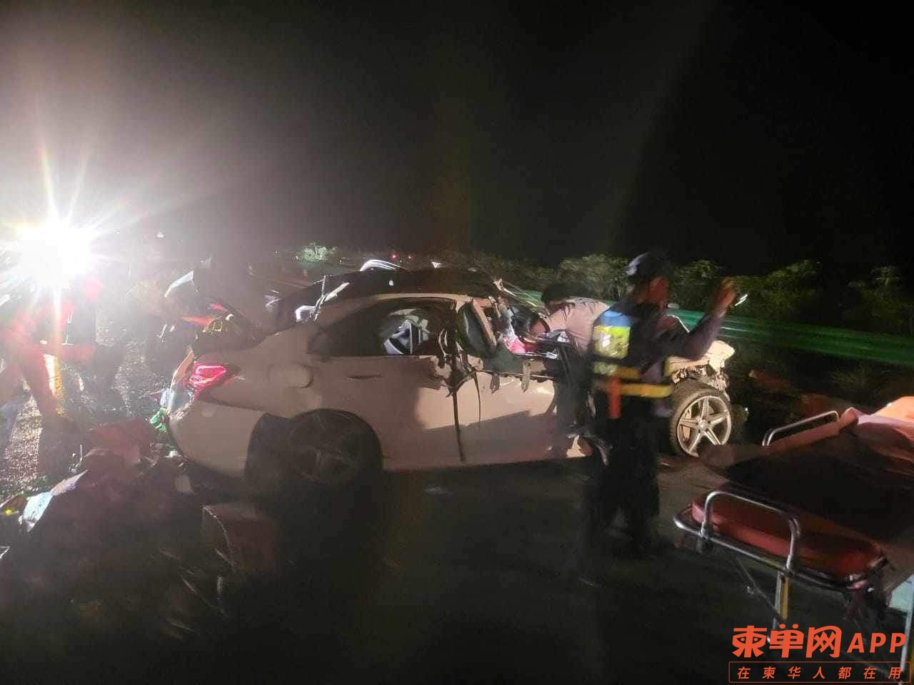金港高速车祸，奔驰撞货车致4人受伤