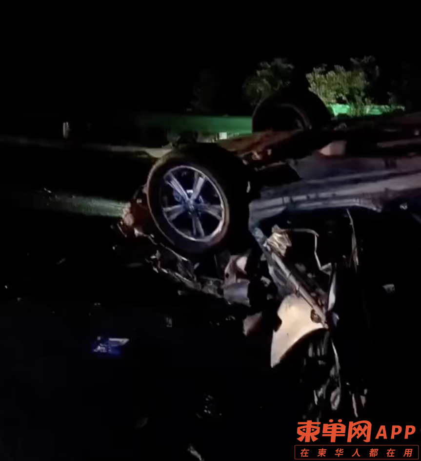【视频】金港高速车祸，汽车追尾后翻覆