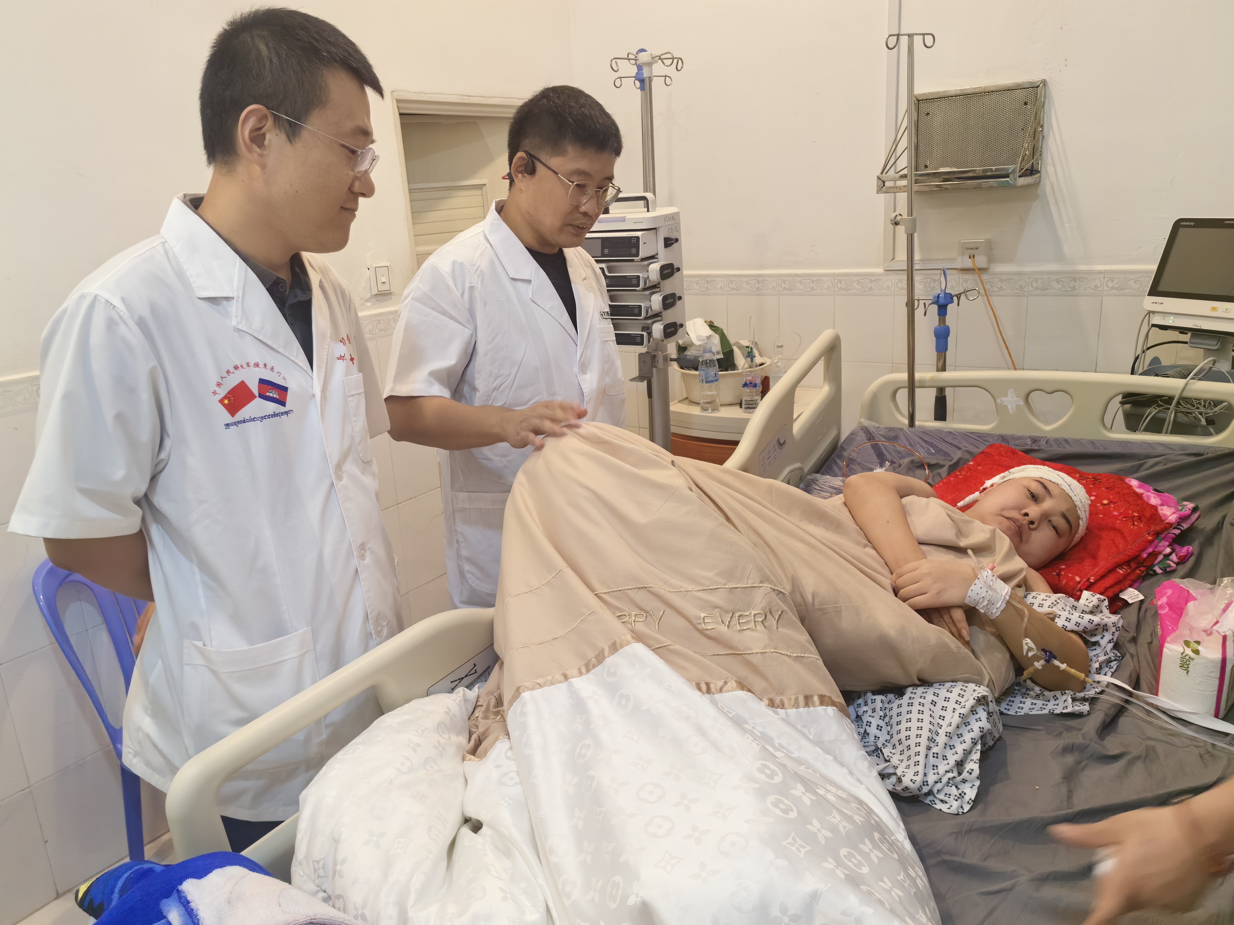 中国援柬医疗队接力救治，突发脑出血同胞转危为安
