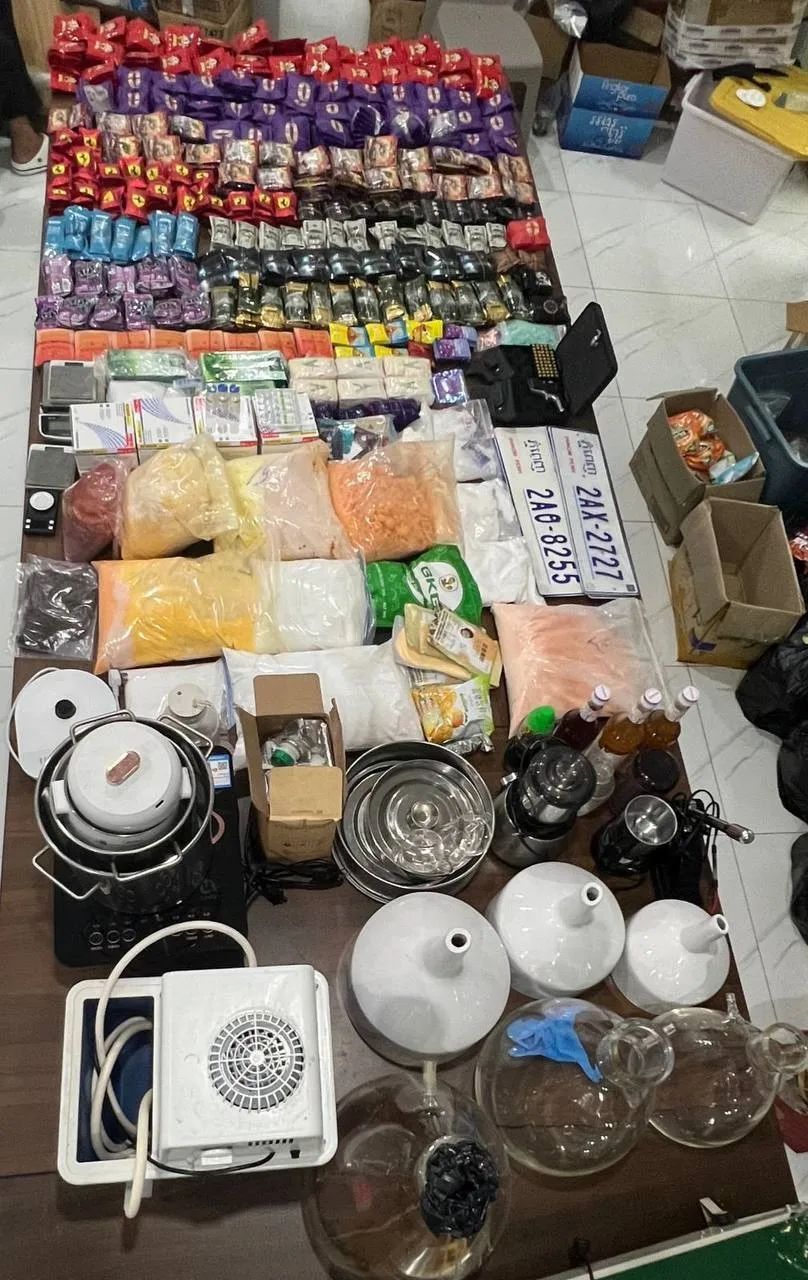 西港：一中国男子被捕，查获8把枪、一枚手榴弹及58公斤毒品、数百颗子弹等
