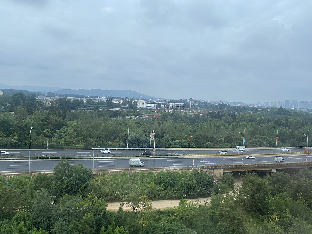 昆明机场高速李其段_-_2023-08-17.jpg
