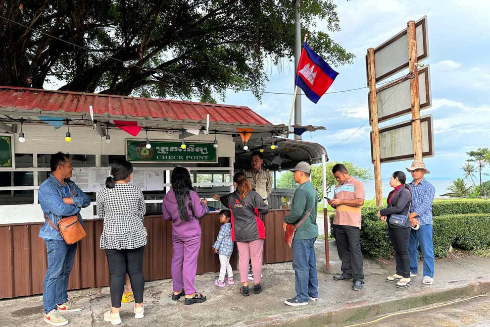 9_1_2024_people_prepare_to_cross_at_the_cham_yeam_international_border_checkpoin.jpg