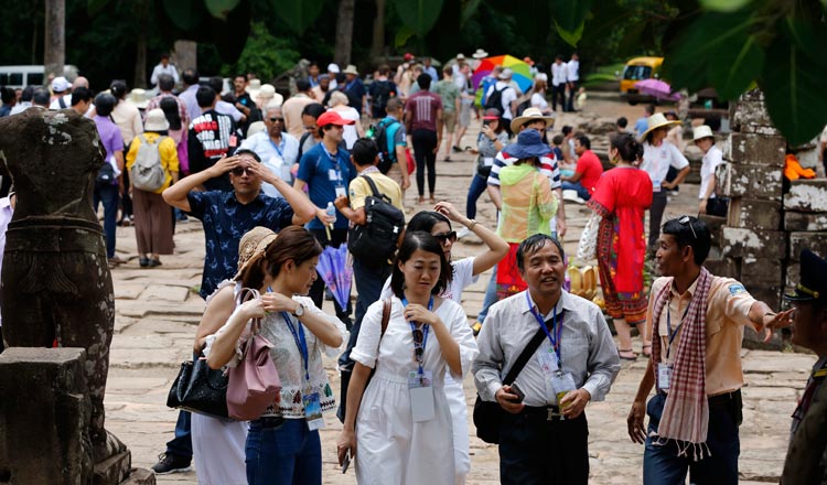 A-tourist-guide-gives-explanation-to-Chinese-tourists-at-Bayon-temple-in-Siem-Reap-.jpg