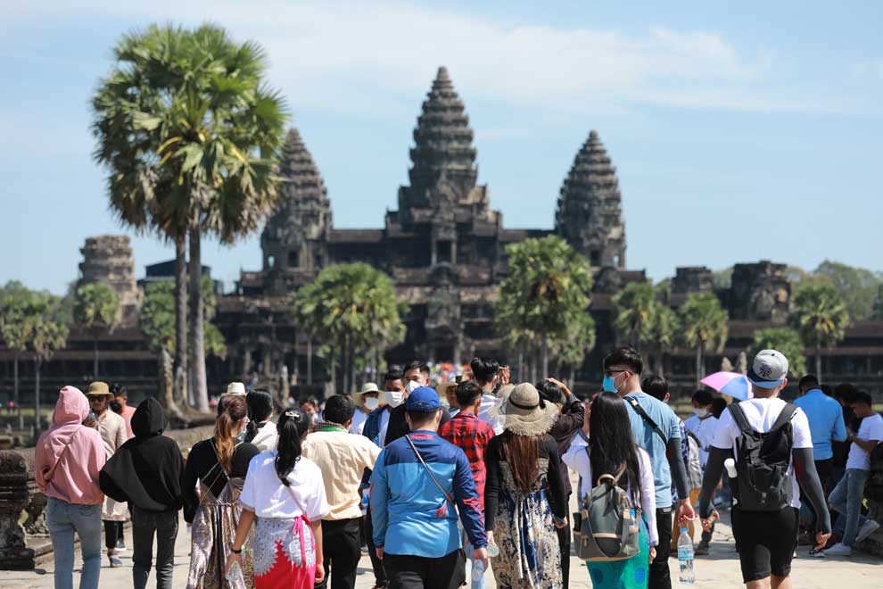 tourists_visit_angkor_wat_temple_in_2022._hong_menea.jpg