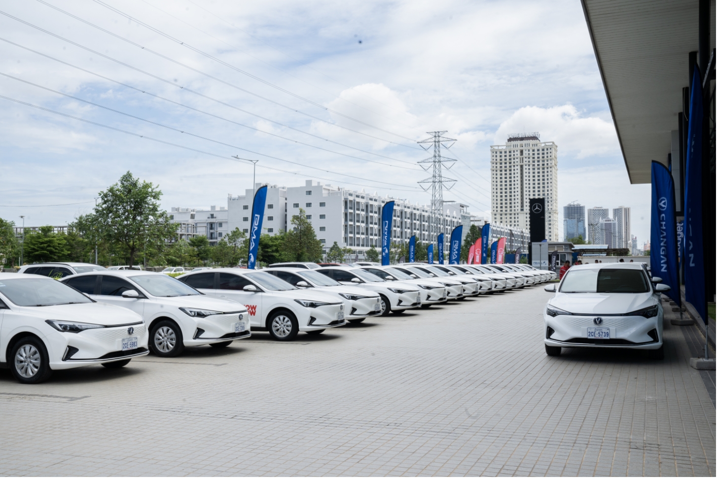 大象出行再添100台新车！与A.V.R联合举办长安逸动EV460新能源车交付仪式