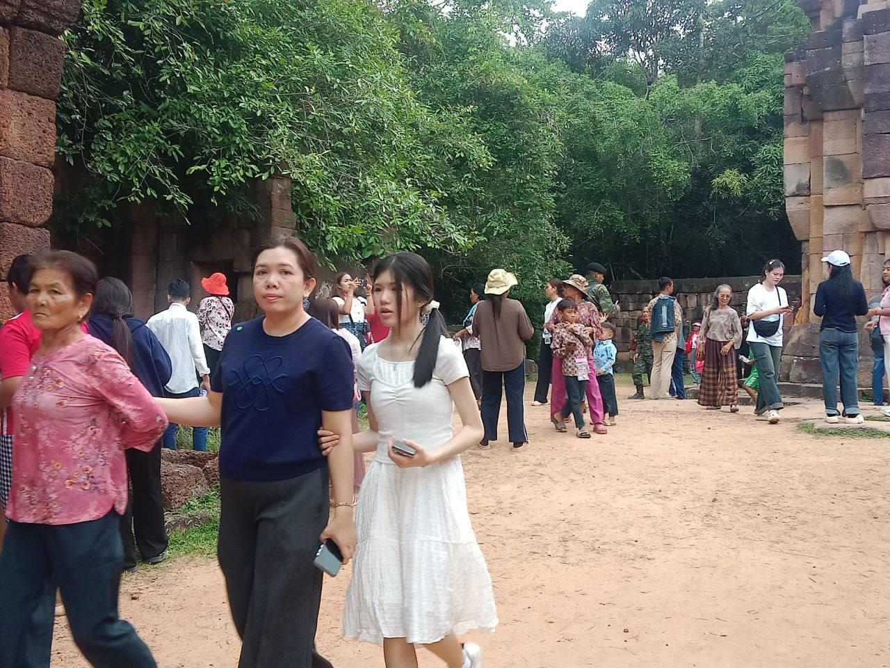千余柬埔寨民众集体参访塔争议地区的莫安通寺