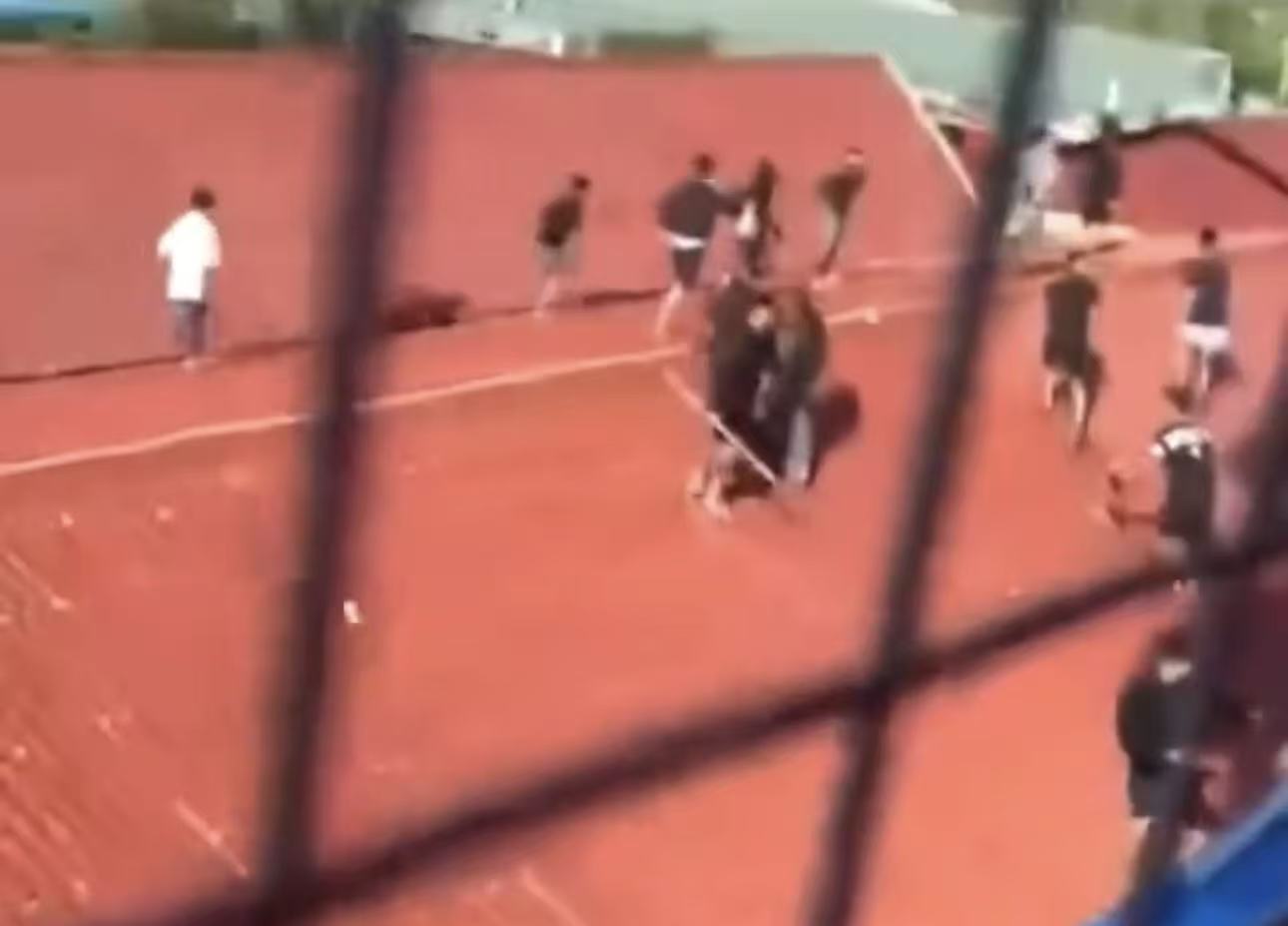 疑似发生争斗，巴域一园区越南人集体逃窜，场面混乱