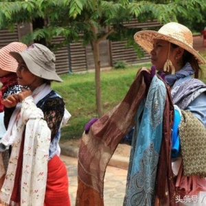 藕丝也能织围巾？一条售价1300元，柬埔寨妇女现场制作