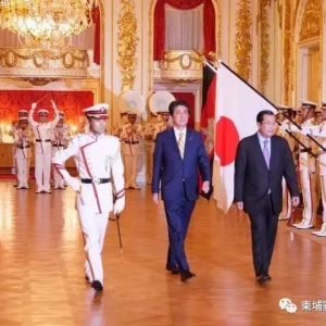 日本首相送柬埔寨2.4亿美金，为洪森买蛋糕唱生日歌