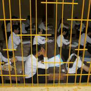 柬埔寨教育部严厉打击考试作弊 考生遭脱鞋检查