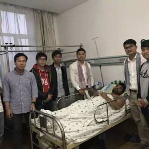 柬学生在中国生病，洪森自掏腰包送医药费！