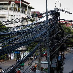 整治城市“蜘蛛网” 金边6条大道将电缆地下化
