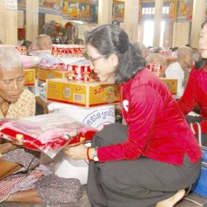 柬红十字会为749户遇难家庭发放救济品
