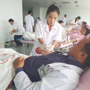 热心团队向柬埔寨国家输血中心献血