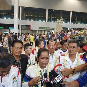 沙地铁球4女选手凯旋归来 高玲摘金 再获团体赛季军