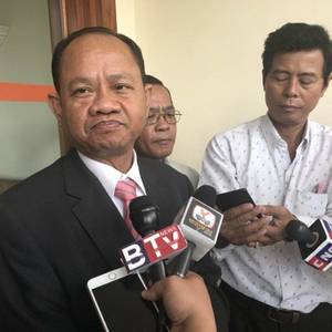 洪森为工人“掀起”前反对党“面纱