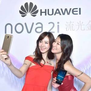 全球首款4摄全面屏Nova 2i又到货，流光金颜值更撩人