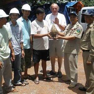 考古保护组织找到一个由7公斤纯金制成的高棉古寺峰顶