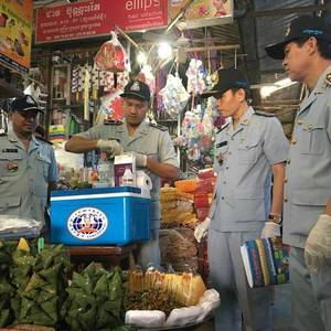 暹粒货检局开展货捡行动 问题食品大为改观