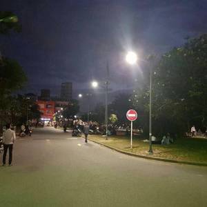 学校周围设太阳能灯柱 节能环保又利民