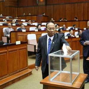 国会召开第五届第9次会议 任文南成新国会议员
