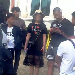 不知何故，十四名中国人在*场工作不到一周纷纷逃走
