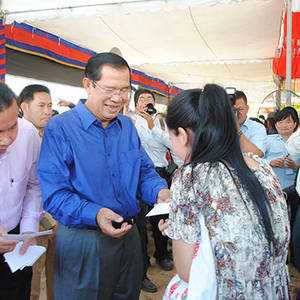 洪森总理在金边市堆城佳地区慰问1万多名职工