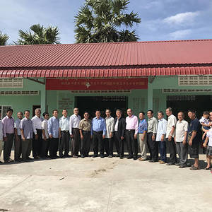 柬华文教代表团走访茶胶省唯一华校——中华学校