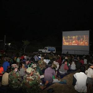 柬埔寨军营里的中国电影  “露天电影院——第二届中柬优秀电影巡映” ...