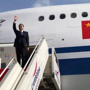 今日下午，李克强总理抵达金边国际机场