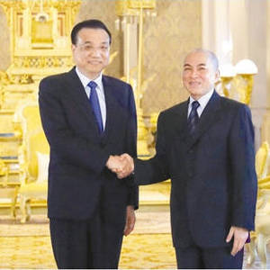 李克强会见柬埔寨国王西哈莫尼
