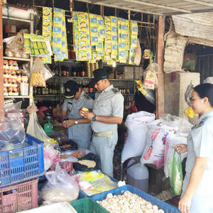 柴省官员查获大批过期食品