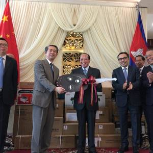中国向柬埔寨政府赠送一批办公设备