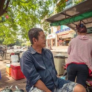 55岁同胞在柬卖路边摊，为何几十年有家不能回？