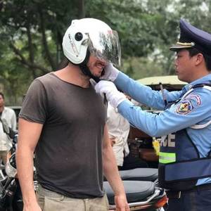 继续严查！仅20天柬交警抓获违规车辆近2万