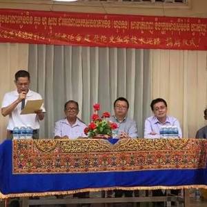 中企为柬埔寨偏远华文学校捐建“平安上学路”