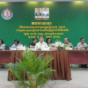 棉森婉副总理赴柴桢省与地方党员会谈