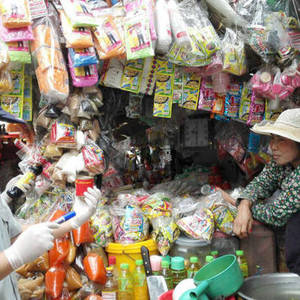 金边货检局展开食品检查活动