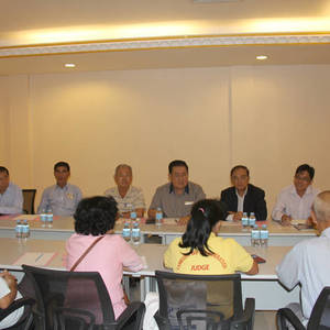 柬华总会召开专题会议商讨组建“康龄康乐团”事宜