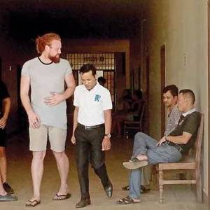 跳色情舞的老外遭罚4万 家人称勒索