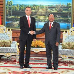 韩桑林亲王欢迎越南驻柬新大使武光明