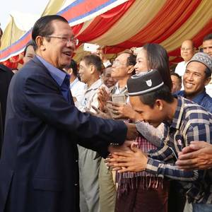洪森主持“柬中友谊、成东-哥士玛大桥”动工仪式