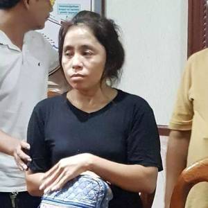 拿鞋丢人民党领导肖像  由泰国遣返  女子被捕