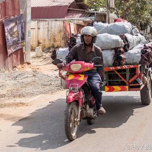 到柬埔寨才知道摩托车这么强大，载人不亚汽车，拉货不输皮卡 ... ...