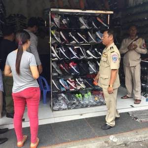 警查俄罗斯市场  起获逾400双运动鞋
