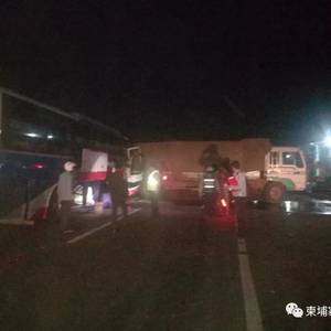 交通事故！一人死亡，19名外国人（中籍1人）重伤