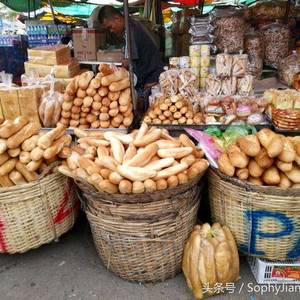 柬埔寨菜市场，法式面包堆在地上卖