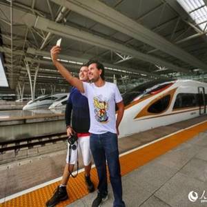 中国高铁凭啥能又快又稳？
