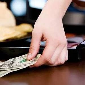爆料 | 携自用笔记本电脑过安检，竟被柬海关索小费