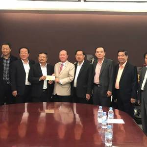 柬辽宁总商会、韩兴律师各捐1万美金支持柬华新会址建设